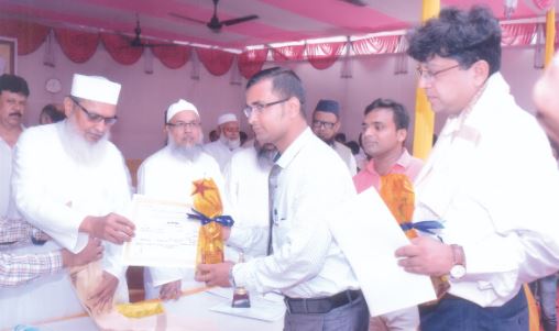 Mr. Haseeb Raza (Prof.) Receiving His Award from Ameer Shariyat